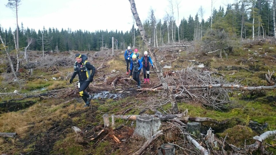 Leif Abrahamsen som kommer først her, nøyde seg med 46 kilometer denne gangen. Han var en av to som fullførte 400 kilometer i samme terreng tidligere i år. (foto: Arrangøren) Leif Abrahamsen som kommer først her, nøyde seg med 46 kilometer denne gangen. Han var en av to som fullførte 400 kilometer i samme terreng tidligere i år. (foto: Arrangøren)