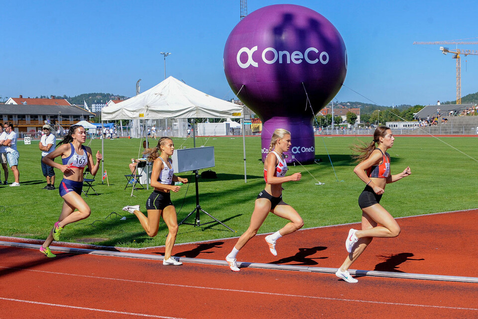 Pernille Karlsen Antonsen tok seieren på 800 meter foran Sara Busic _DSC3114.jpg