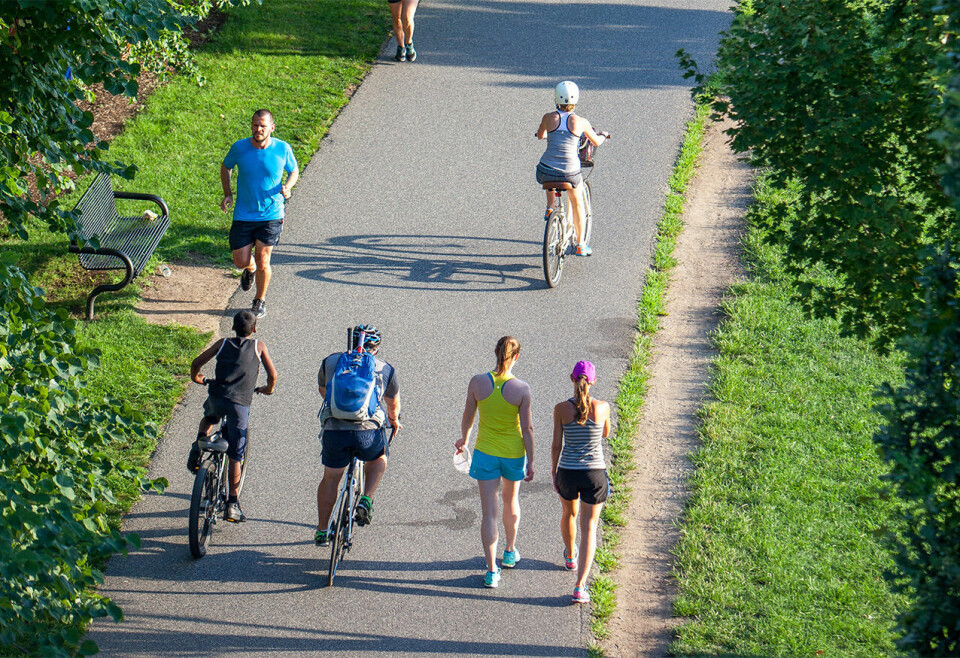 Det kan være kaotisk på gang- og sykkelveier. Mannen bak dette leserbrevet slår et slag for at de løpende og gående bør bruke venstre side i stedet for høyre. (Foto: James Lewis / Unsplash) Det kan være kaotisk på gang- og sykkelveier. Mannen bak dette leserbrevet slår et slag for at de løpende og gående bør bruke venstre side i stedet for høyre. (Foto: James Lewis / Unsplash)