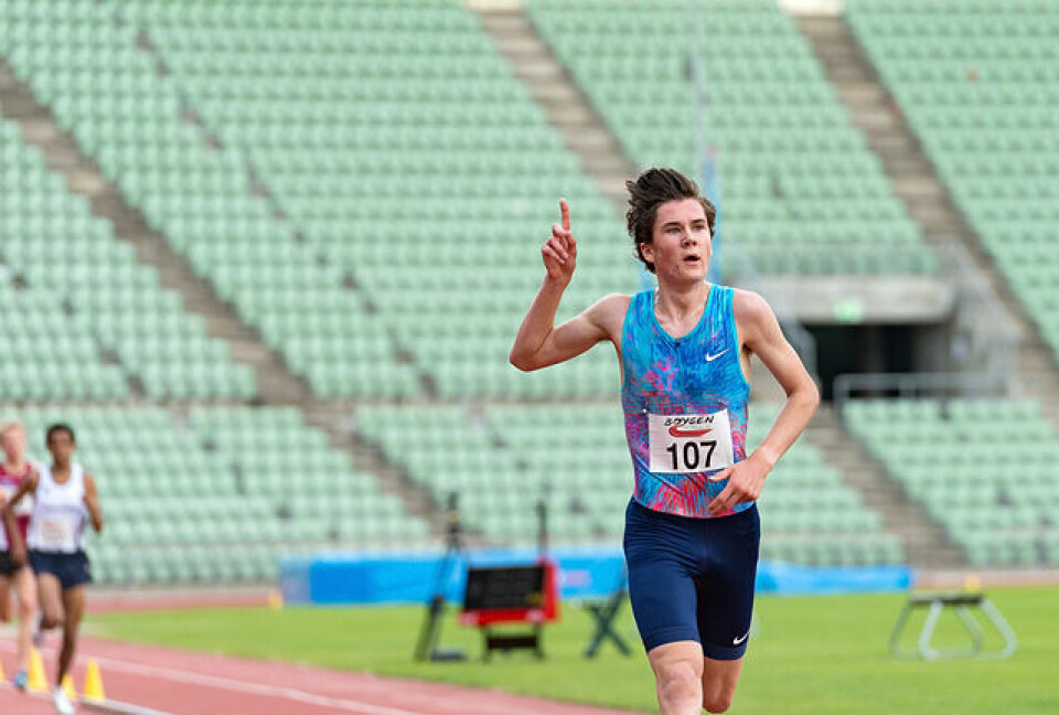 Jakob Ingebrigtsen hadde tid til seiersgester inn mot mål på Bislett. (Foto: Samuel Hafsahl) Jakob Ingebrigtsen hadde tid til seiersgester inn mot mål på Bislett. (Foto: Samuel Hafsahl)
