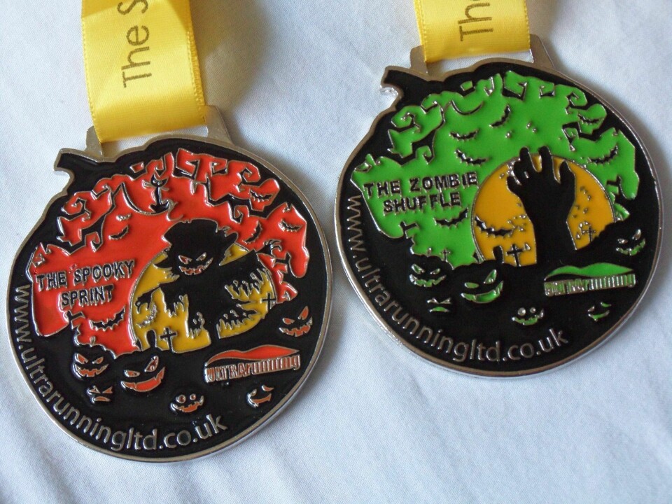 Titina fullførte 'Halloween 10in10' i Hartlebury England medaljer2.jpg