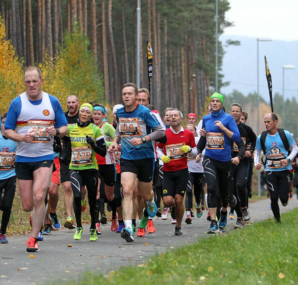 Under 40 minutter? Det er veldig mange som fortsatt følger fartsholderne for 40 minutter i sluttid når det bare er 300 m igjen til mål. (Foto: Kjell Vigestad) Under 40 minutter? Det er veldig mange som fortsatt følger fartsholderne for 40 minutter i sluttid når det bare er 300 m igjen til mål. (Foto: Kjell Vigestad)