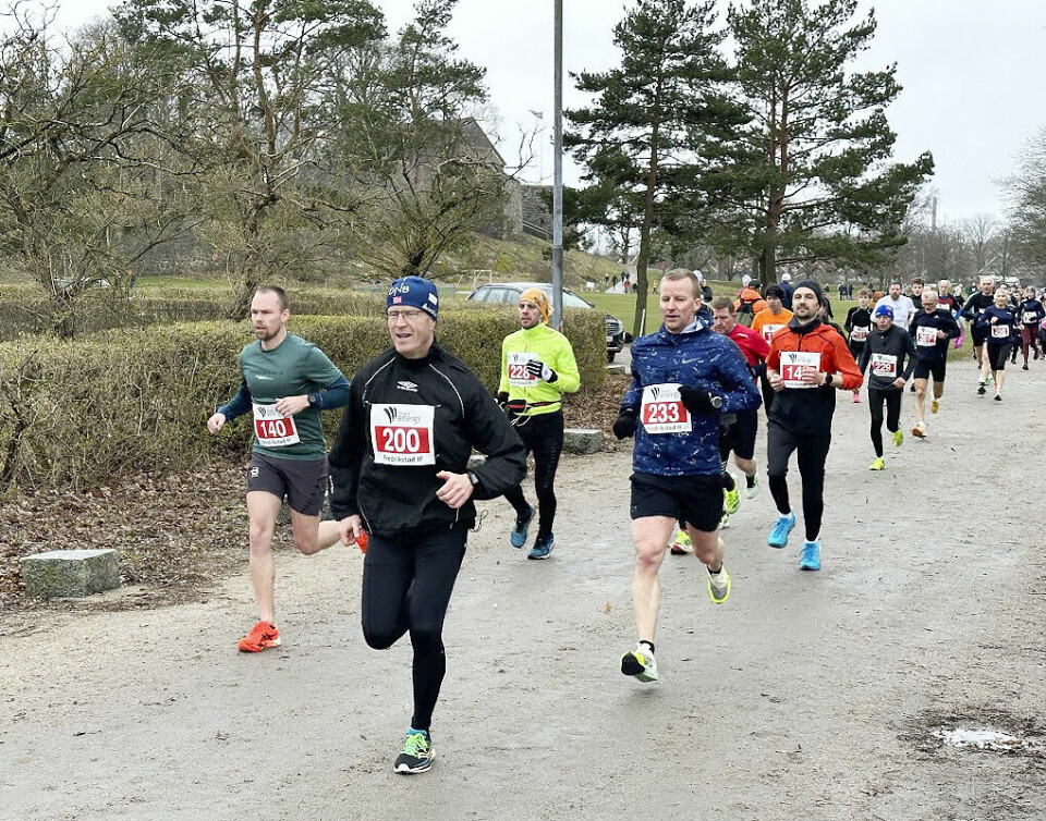 Snøen hadde forsvunnet, og her ser vi deler av 5 km-feltet på startstrekket der det løpes på grus. (Foto: Folk i FIF) Snøen hadde forsvunnet, og her ser vi deler av 5 km-feltet på startstrekket der det løpes på grus. (Foto: Folk i FIF)