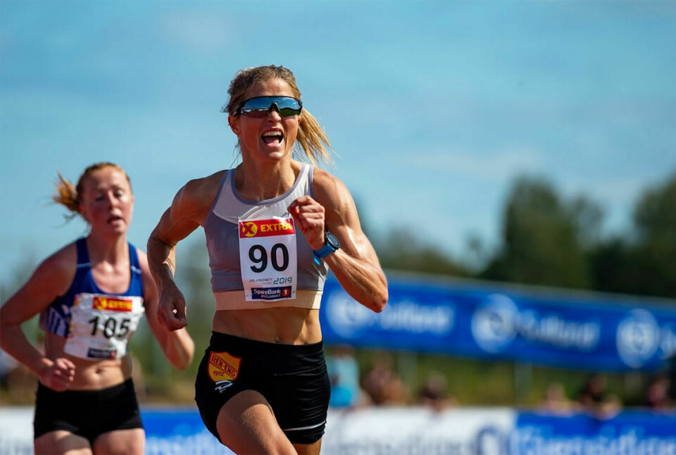Therese Johaug favoritt blant damene, men hvem blir beste mann i NM terreng? Therese Johaug sprang fortare enn det nokon før har gjort på 10 000 m i NM. (Foto: Samuel Hafsahl)