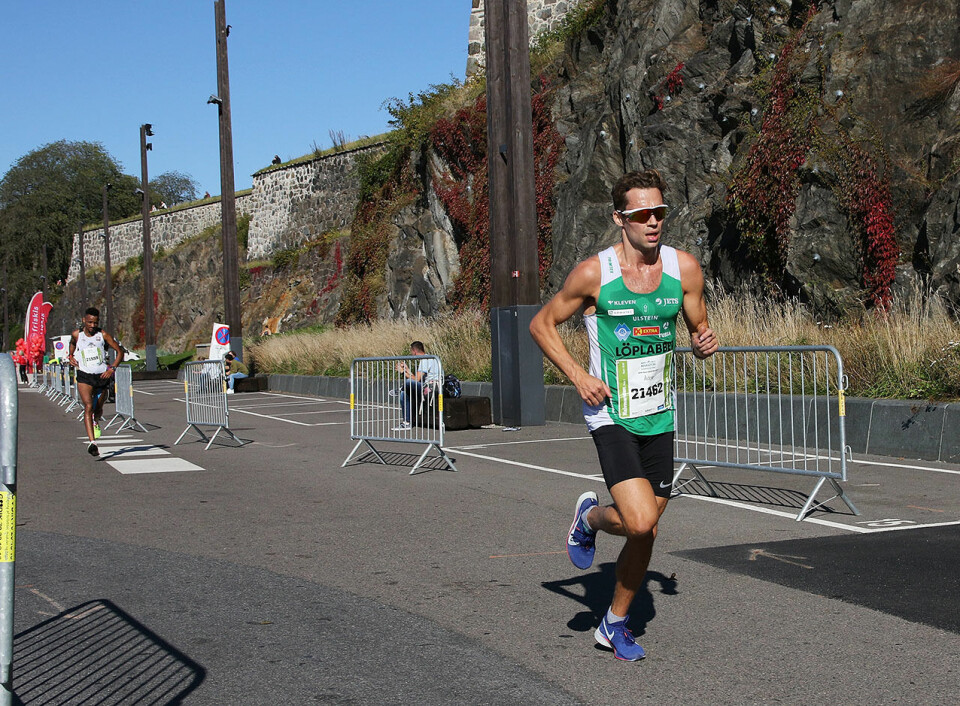 1500-meterløper Ådne Andersen debuterte på halvmaraton med seier Aadne_Andersen_og_Senay_Fissehatsion_4S7A3521.jpg