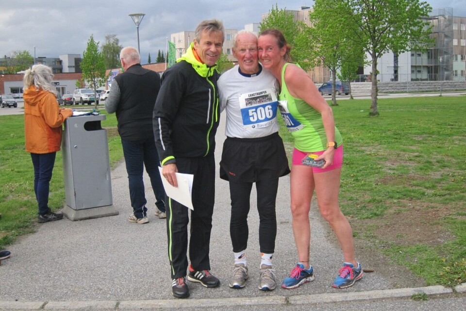 Løpsleder Odd Blakkisrud, superspreke Per Engh (86 år) og Ragnhild Storstein som var raskeste kvinne i langløype. (Foto: Toril Blakkisrud Løpsleder Odd Blakkisrud, superspreke Per Engh (86 år) og Ragnhild Storstein som var raskeste kvinne i langløype. (Foto: Toril Blakkisrud