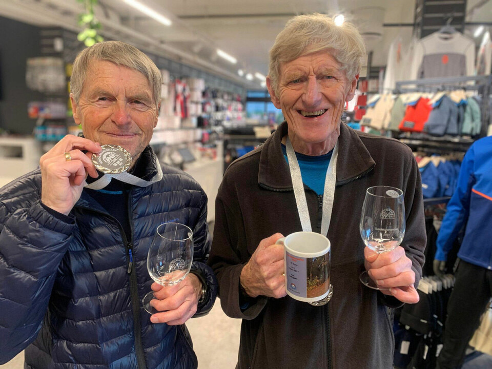 Superveteraner og treningskamerater som begge representerer Lillehammer Skiklub, fra venstre Steinar Brekke og Åge Magne Ludvigsen hentet også sine medaljer og premier fra Sørdalskarusellen samtidig. Foto Finn Olsen. Superveteraner og treningskamerater som begge representerer Lillehammer Skiklub, fra venstre Steinar Brekke og Åge Magne Ludvigsen hentet også sine medaljer og premier fra Sørdalskarusellen samtidig. Foto Finn Olsen.