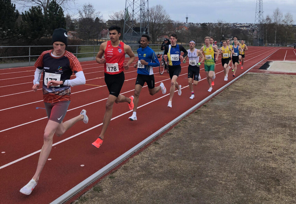 Mathias Flak (177) sjekker om farten er korrekt hare-fart for Kristoffer Sagli (178) og U20 EM-krav. (Foto: Kjetil Brenno Gagnås) Mathias Flak (177) sjekker om farten er korrekt hare-fart for Kristoffer Sagli (178) og U20 EM-krav. (Foto: Kjetil Brenno Gagnås)