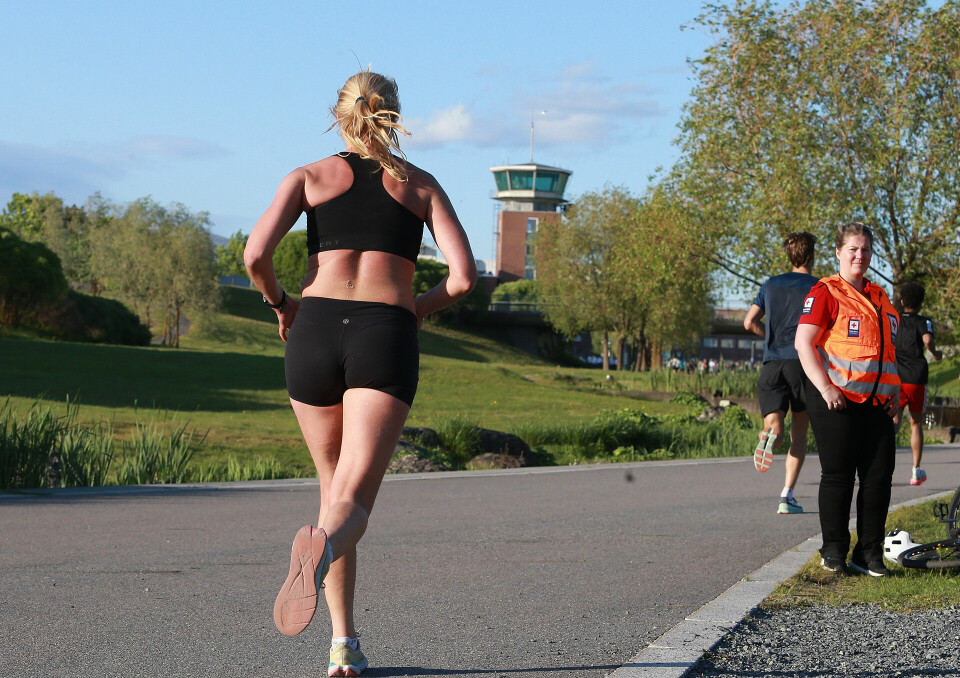 Onsdag kveld går Fornebuløpet - Norges største midtukeløp 10km_9200m_sommeren_kommer_med_Fornebulopet_kontrolltaarnet_AZ3T6084.jpg