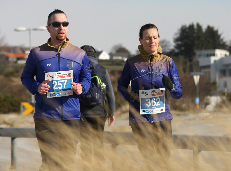 Erik Tangen Gundersen satte løyperekord på 10 km i Solastranden Halvmaraton Sandstraa_to_loepere_foto_Ingolf_Dale_IMG_8280.jpg
