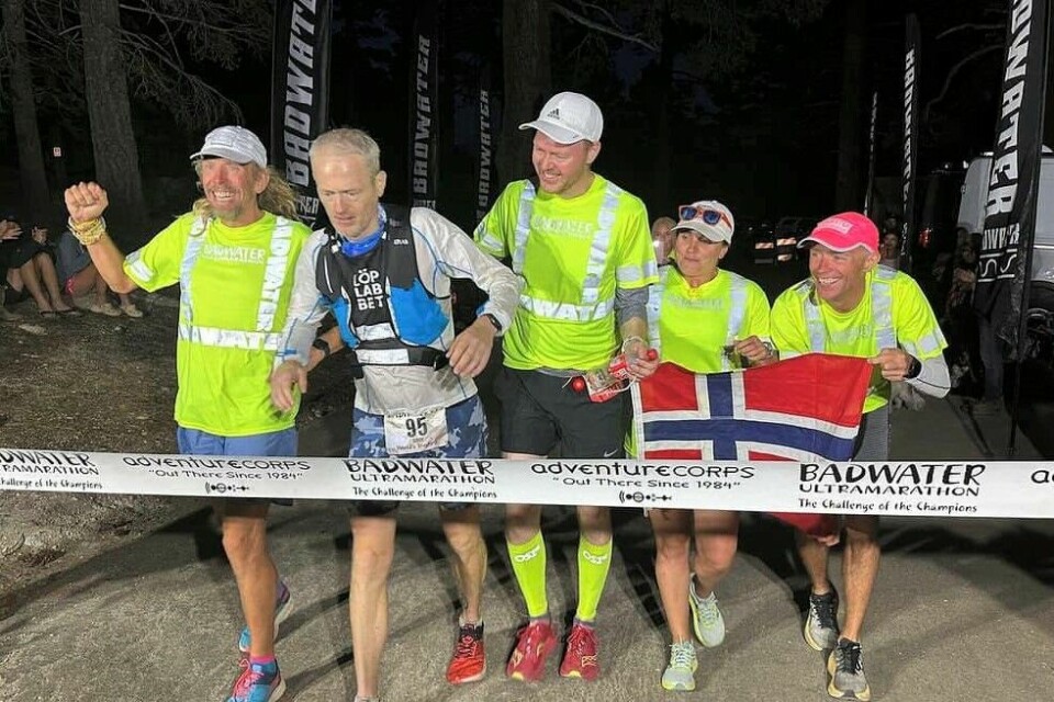Simen Holvik sammen med hele crewet på mållinjen i Whitney Portal sent torsdag kveld amerikansk tid. (Foto: Badwater 135 sin facebookside) Simen Holvik sammen med hele crewet på mållinjen i Whitney Portal sent torsdag kveld amerikansk tid. (Foto: Badwater 135 sin facebookside)