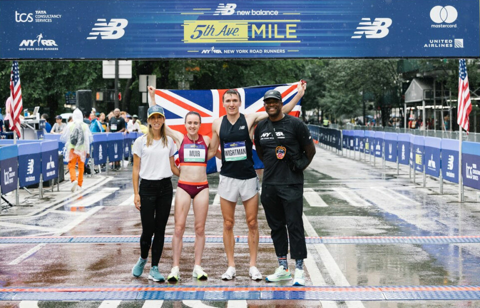 Laura Muir og Jake Wightman blir hylla som vinnere etter målgang. (Foto: arrangøren) Laura Muir og Jake Wightman blir hylla som vinnere etter målgang. (Foto: arrangøren)