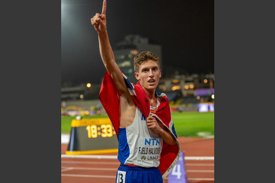 Andreas Fjeld Halvorsen tok seieren i finalen på 3000 meter, og skaffet den første norske medaljen i U20-VM. Vi fikk altså en norsk verdensmester.(Foto: Einar Børve) Andreas Fjeld Halvorsen med det norske flagget,