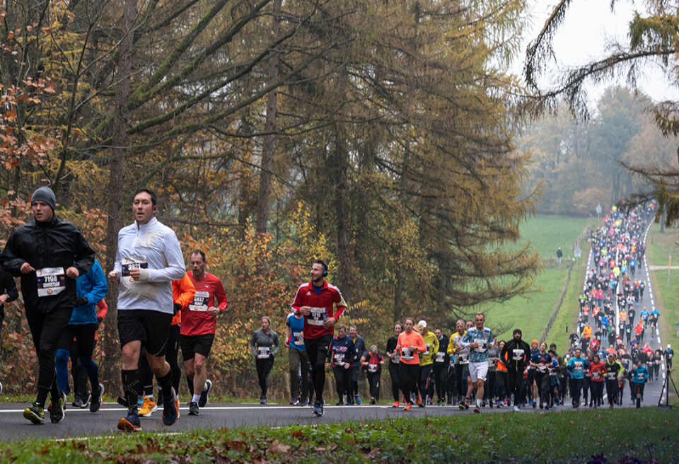 Til tross for at det Zevenheuvelenloop lever opp til navnet sitt og har flere merkbare bakker, ivrer både eliteløpere og mosjonister etter å delta. (Foto: arrangøren) Til tross for at det Zevenheuvelenloop lever opp til navnet sitt og har flere merkbare bakker, ivrer både eliteløpere og mosjonister etter å delta. (Foto: arrangøren)