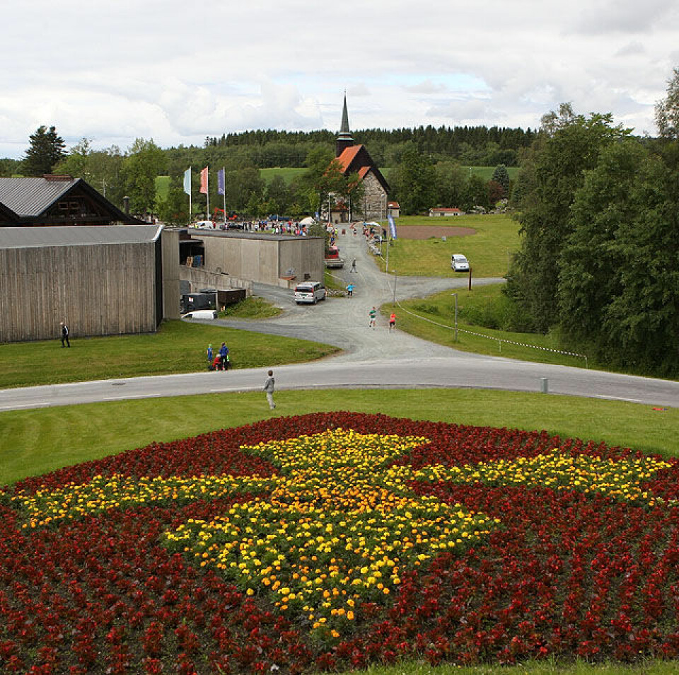 St. Olavsloppet - dag 2: Namdal overtok ledelsen i dameklassen Blomstersymbol_til_kirka_A20G8004.jpg
