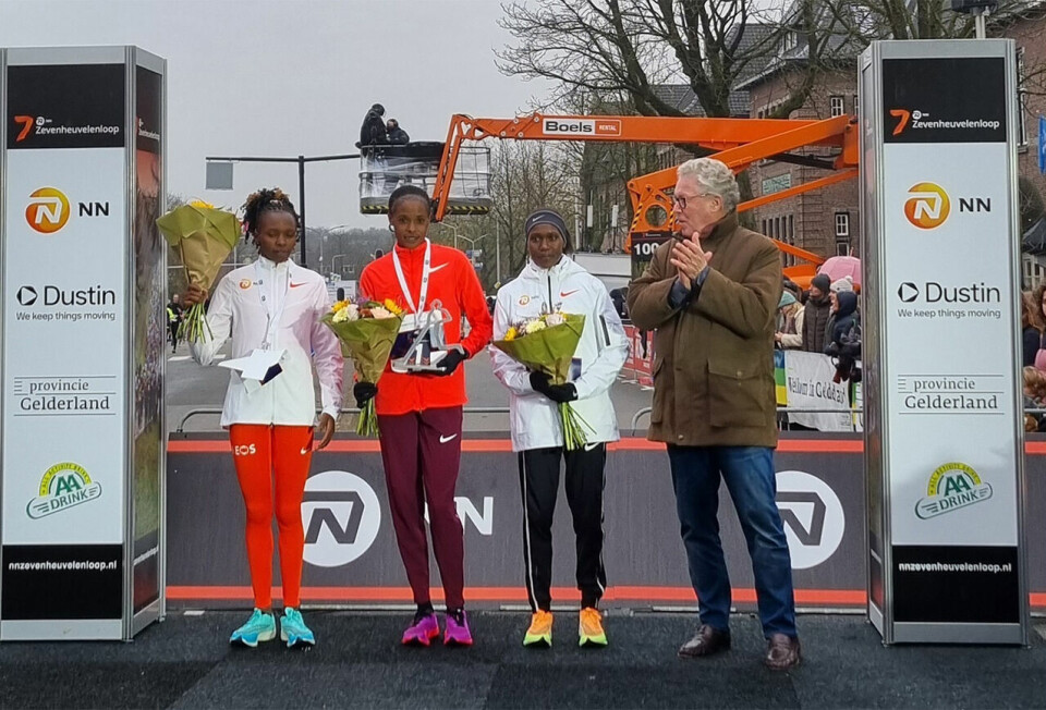 Beatrice Chepkoech og Rogers Kibet vant da 14405 løp Zevenheuvelenloop i Nederland Kvinnepallen.jpg