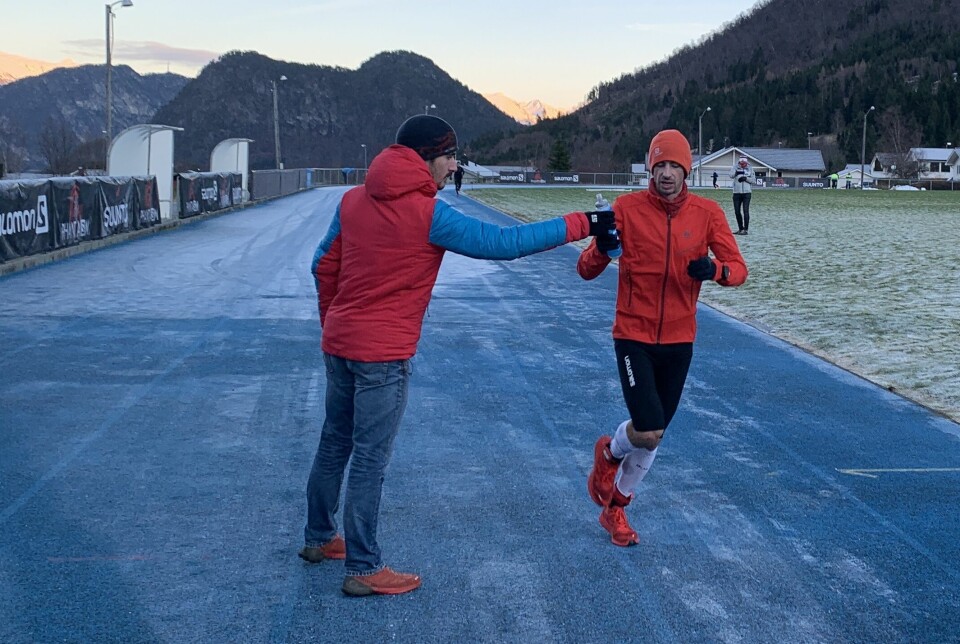 Kilian Jornet og Sebastian Håkansson har brutt i Måndalens 24-timersløp IMG_9969_Kilian_Jornet_drikke.JPG