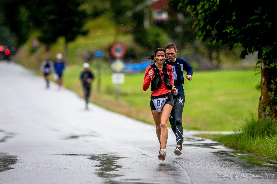 Målfrid Hermansen Valdersnes i regnværet på det innledende veipartiet, snart venter et ganske annerledes underlag. (Foto: Alf Vidar Snæland) Målfrid Hermansen Valdersnes i regnværet på det innledende veipartiet, snart venter et ganske annerledes underlag. (Foto: Alf Vidar Snæland)