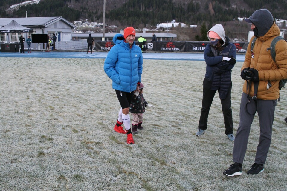 Kilian Jornet og Sebastian Håkansson har brutt i Måndalens 24-timersløp IMG_8849_KIlian_på_tur_med_datter.JPG