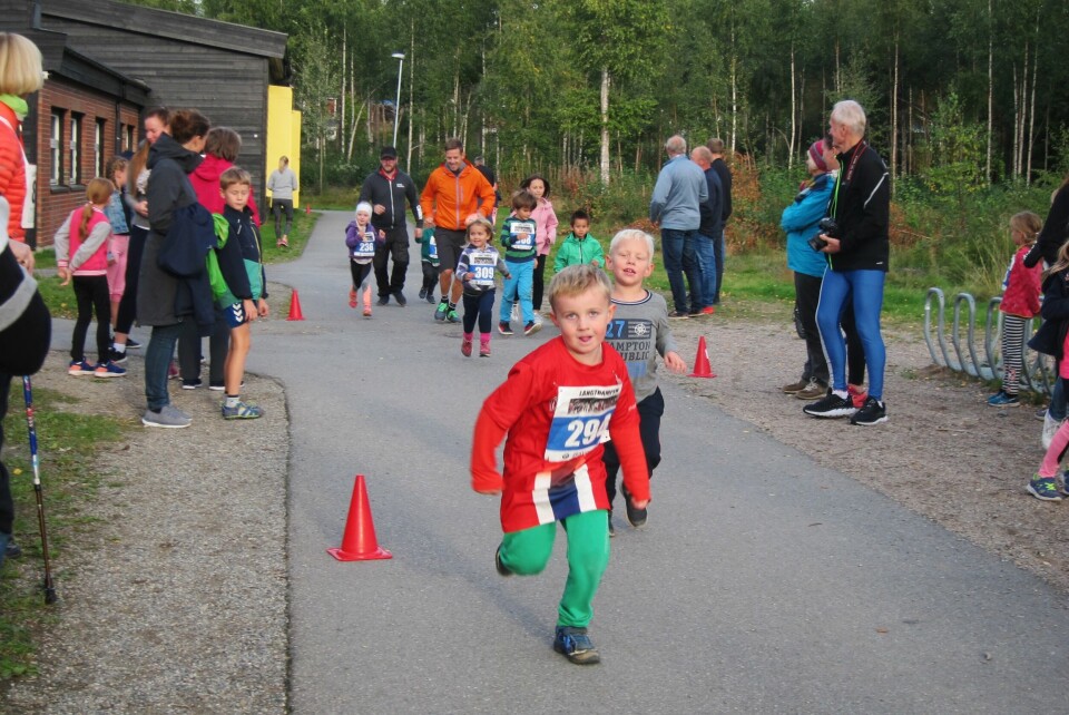 August var en av mange glade barn i barneløpet. (Foto: Torill Blakkisrud) August var en av mange glade barn i barneløpet. (Foto: Torill Blakkisrud)
