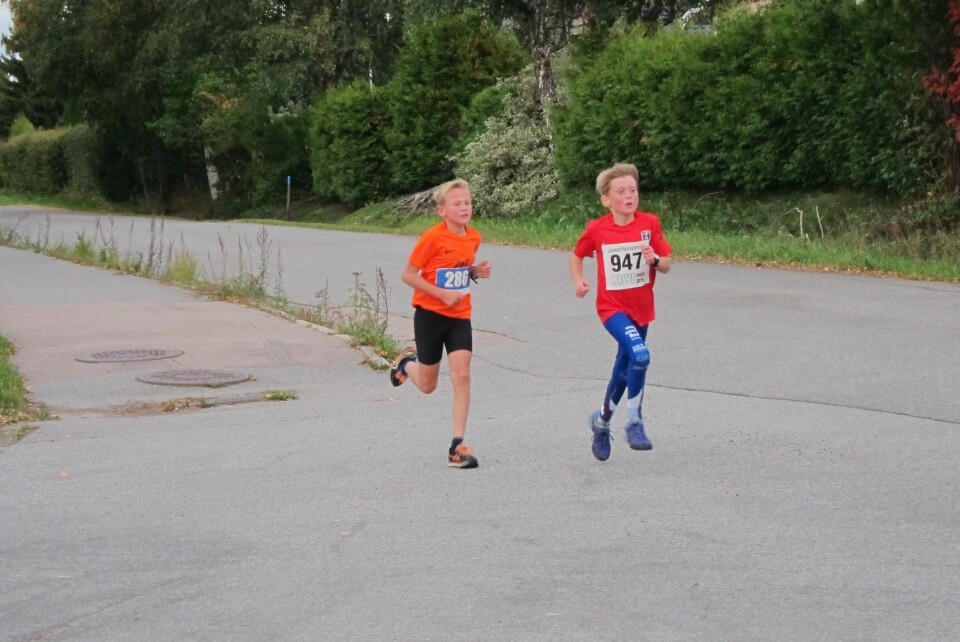 Siste løpet i Langtrampen i Nannestad samlet 139 deltagere IMG_449_Hard_kamp_mellom_Johan(til_venstre) og Ludvik.JPG