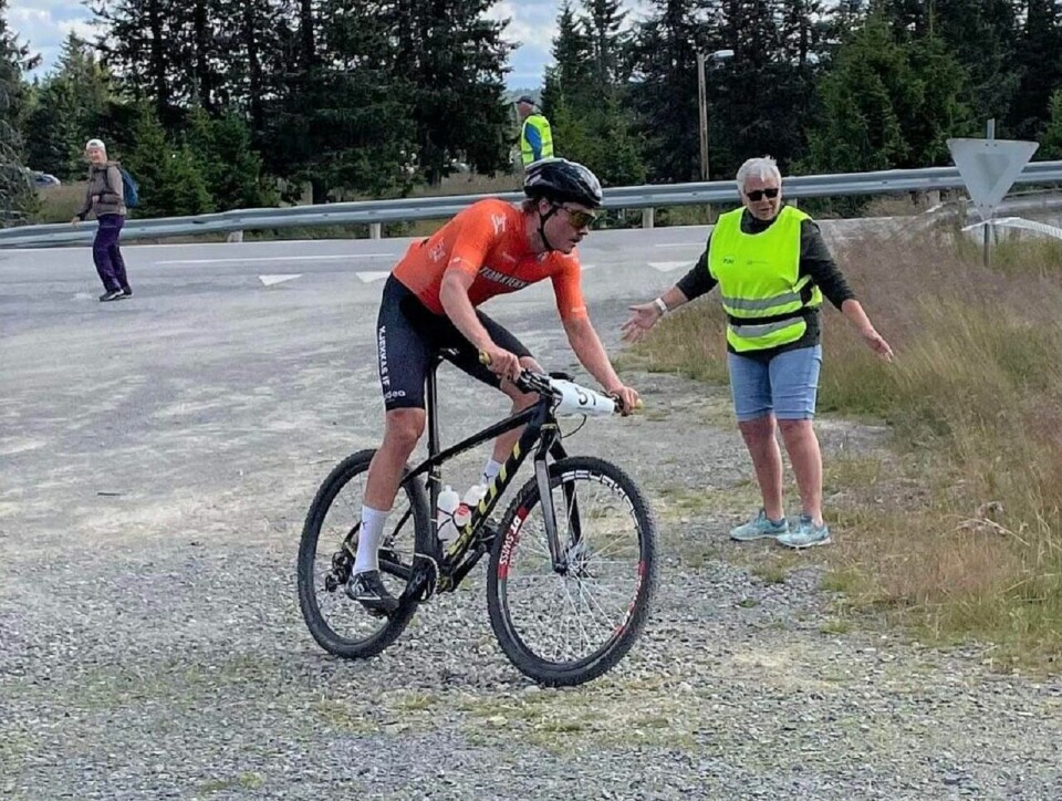 Kristian Klevgård kontrollerer inn på stadion halvannet minutt foran ti ryttere i forfølgergruppa. (Foto: Finn Westgård) Kristian Klevgård kontrollerer inn på stadion halvannet minutt foran ti ryttere i forfølgergruppa. (Foto: Finn Westgård)