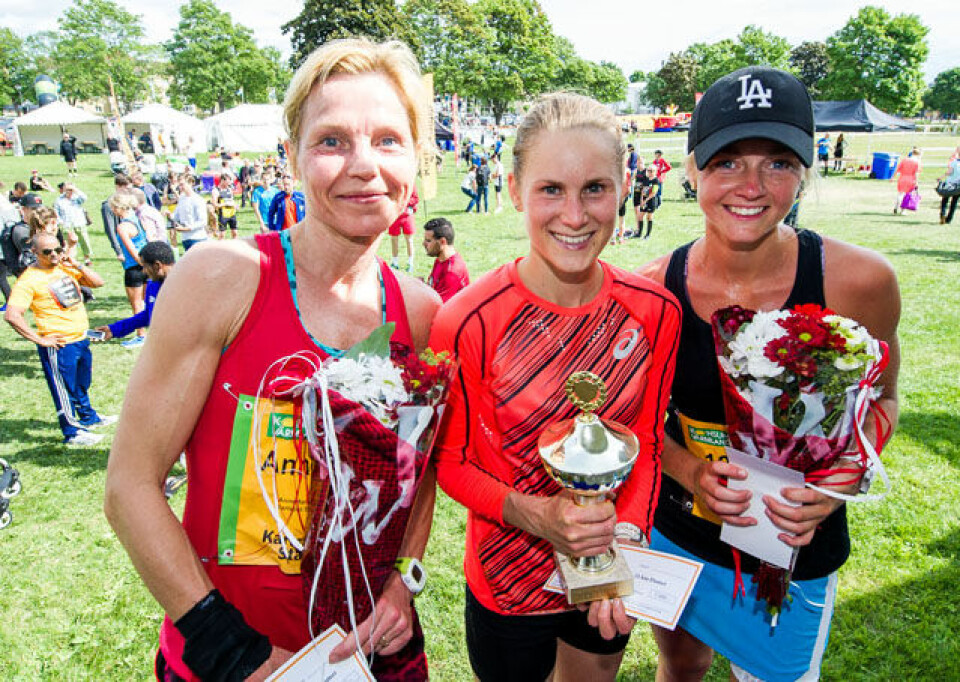 Pallen på halvmaraton med Heidi Pharo som vinner. Heidi Pharo (midten) vant halvmaratonløpet foran Hanna Thorold (til høyre) og Annemarie Eldholm. (Foto: arrangøren)