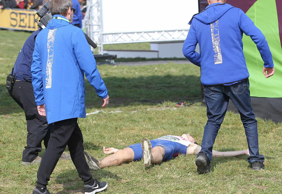 Jakob Ingebrigtsen gav alt og ble liggende lenge etter målpassering. (Foto: Kjell Vigestad) Jakob Ingebrigtsen gav alt og ble liggende lenge etter målpassering. (Foto: Kjell Vigestad)