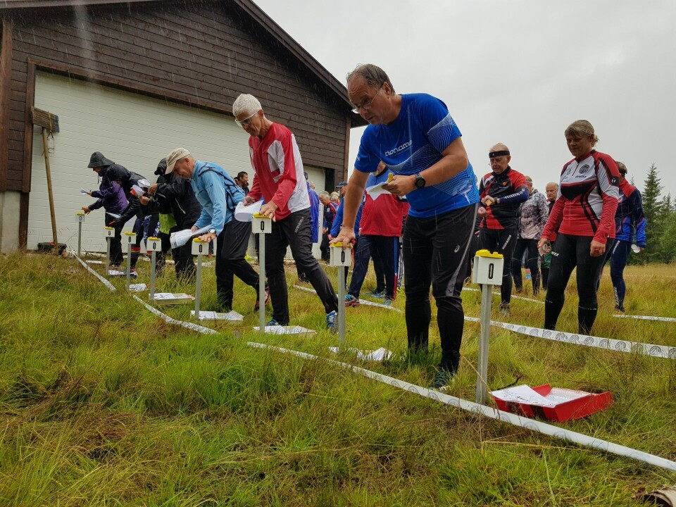 Kjølig høstsesongstart for bedrifts-o-løperne Klare til start.jpg