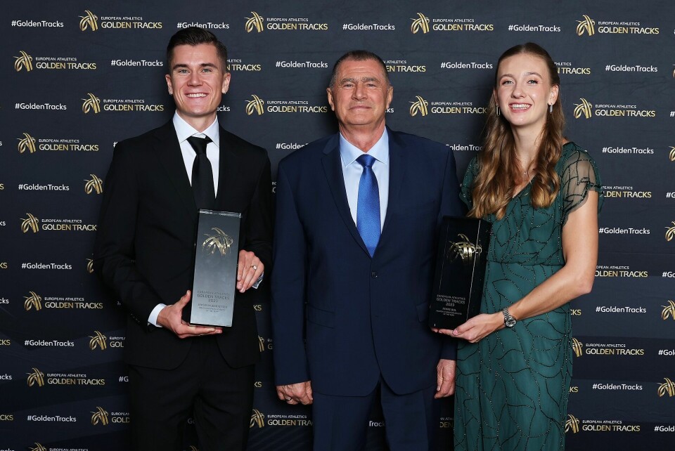 Jakob Ingebrigtsen sammen med European Athletics president Dobromir Karamarinov og Femke Bol på prisutdelingen lørdag (Foto: European Athletics) Jakob Ingebrigtsen sammen med European Athletics president Dobromir Karamarinov og Femke Bol på prisutdelingen lørdag (Foto: European Athletics)