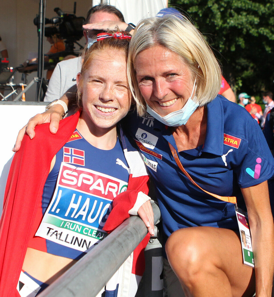 Gunhild Halle Haugen med treningsfilosofien som har gått i arv Mor og datter rett etter målgang A20G2967.jpg
