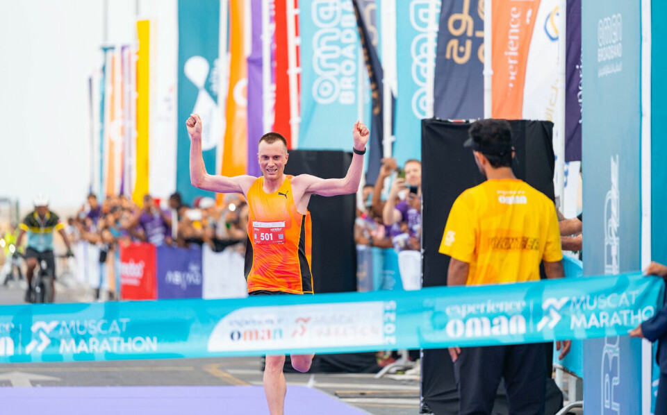 Sondre Nordstad Moen kunne jublende krysse målstreken som vinner av halvmaratondistansen i Oman Muscat Marathon. (Foto: arrangøren) Sondre Nordstad Moen kunne jublende krysse målstreken som vinner av halvmaratondistansen i Oman Muscat Marathon. (Foto: arrangøren)