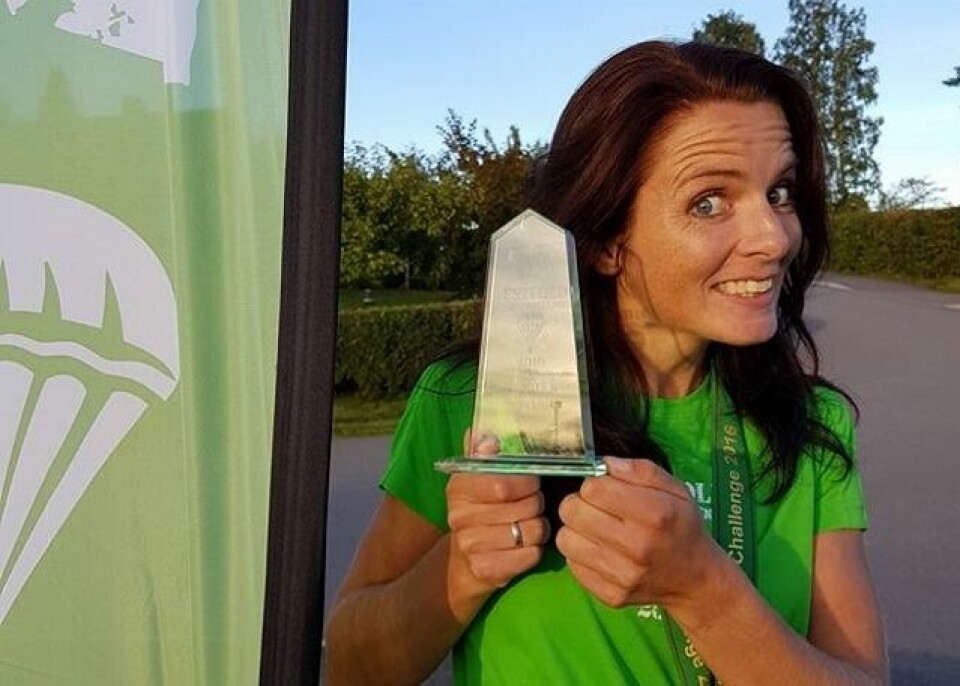 Jeanette Vika viser fornøyd fram vinnerpremien (foto: VUC). Jeanette Vika viser fornøyd fram vinnerpremien (foto: VUC).