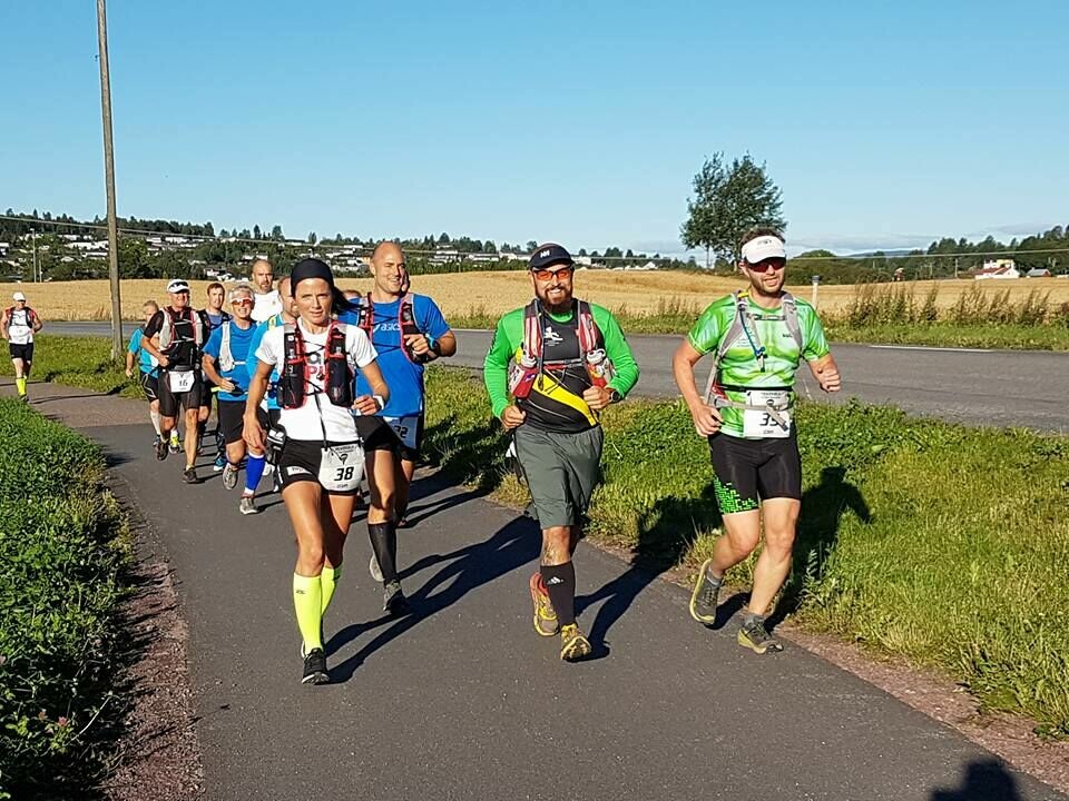 Sindre Tjuvstu Engen og Jeanette Vika vant VUC 50 miles Startfeltet_tidlig.jpg