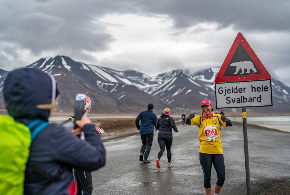 505 fullførende deltakere i Spitsbergen Marathon isbjorn-skilt.jpg