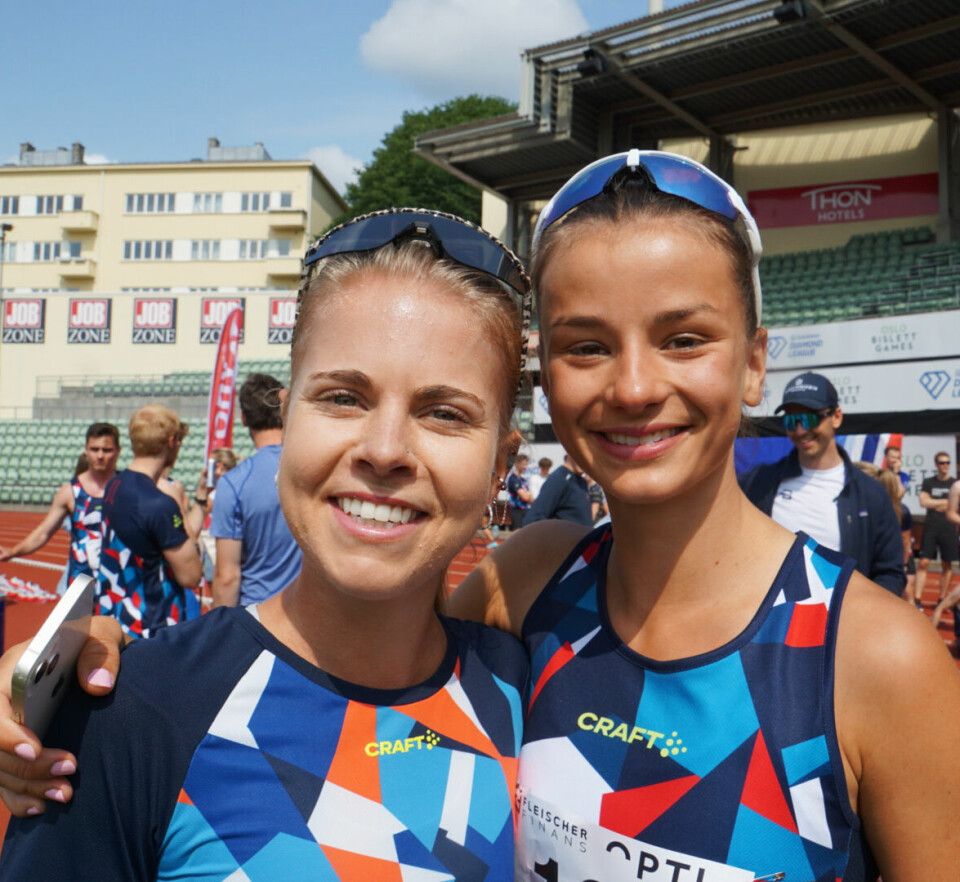 16 kvinner under 11 og 26 mann under 9 min på 3000 m i Moseby Invitational Sophia-Laukli-og-Karianne-Dengerud.jpg