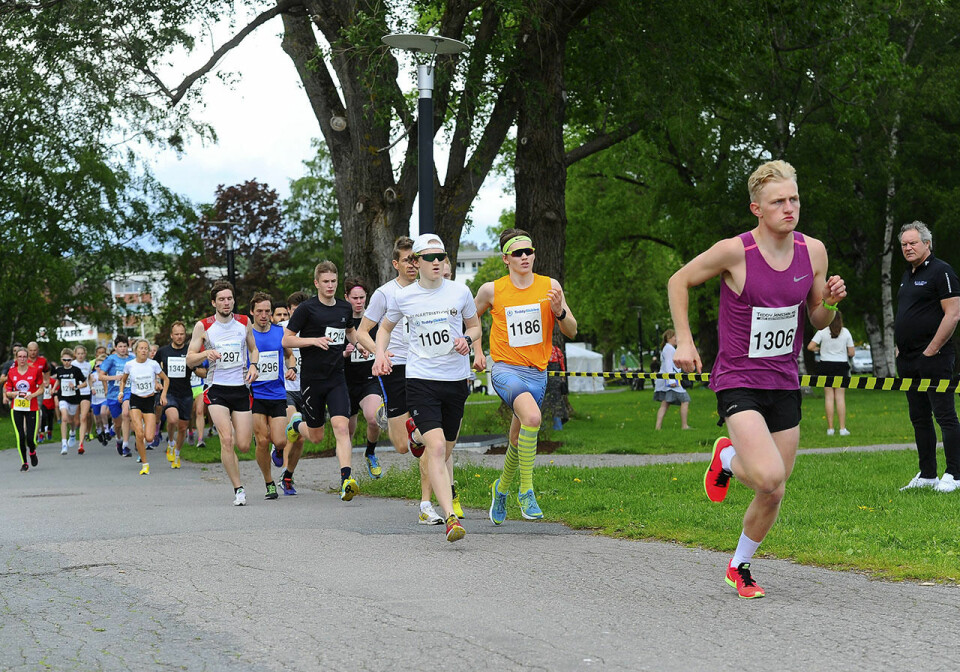 Starten for 5 kilometeren har gått, og Matias Øvrum, som til sist kom på sjetteplass, leder an. (Foto: Ann Kristin Saastad, Sandefjords Blad) Starten for 5 kilometeren har gått, og Matias Øvrum, som til sist kom på sjetteplass, leder an. (Foto: Ann Kristin Saastad, Sandefjords Blad)