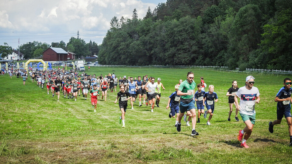 På vei over startsletta og inn i den grønne skogen. (Foto: idrettsbilder.no) På vei over startsletta og inn i den grønne skogen. (Foto: arrangøren)