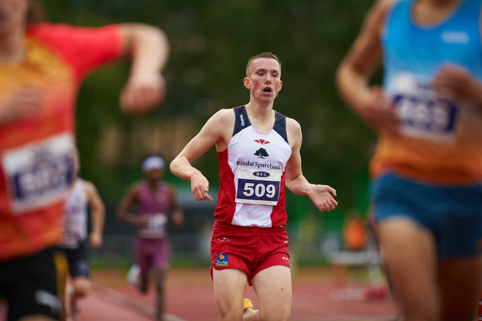 Magnus Øyen perset med to sekunder på 1500 meter under elitestevnet på Øya onsdag. Med 3.43,60 er han nummer tre på distansen gjennom alle tider i gutter 17 sekundet bak Håkon Moe Berg (18). (Foto: Helge Langen) Magnus Øyen perset med to sekunder på 1500 meter under elitestevnet på Øya onsdag. Med 3.43,60 er han nummer tre på distansen gjennom alle tider i gutter 17 sekundet bak Håkon Moe Berg (18). (Foto: Helge Langen)