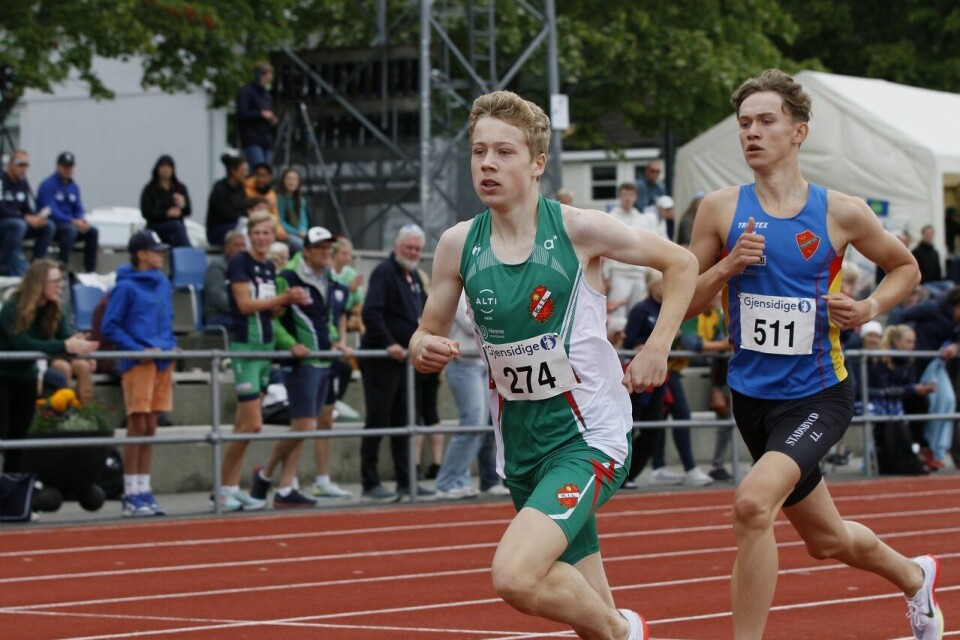 Håkon Moe Berg i føringen på 800 m med Sondre Svarholt i rygg. (Foto: Vestpress) Håkon Moe Berg i føringen på 800 m med Sondre Svarholt i rygg. (Foto: Vestpress)