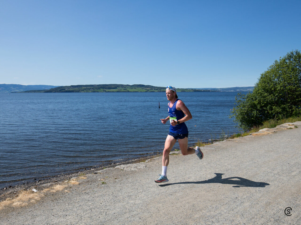 Vinneren av fjorårets premiere på H3 Hamar HOKA Maraton, Simen Næss Berge, er påmeldt til vårløpet langs Mjøsa. (Foto: Sylvain Cavatz) Vinneren av fjorårets premiere på H3 Hamar HOKA Maraton, Simen Næss Berge, er påmeldt til vårløpet langs Mjøsa. (Foto: Sylvain Cavatz)