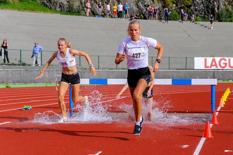 Hinderdebutant Ine Bakken og Sara Aarsvoll Svarstad fulgte hverandre i store deler av løpet på 2000 meter hinder. (Alle foto: Arne Dag Myking) Hinderdebutant Ine Bakken og Sara Aarsvoll Svarstad fulgte hverandre i store deler av løpet på 2000 meter hinder. (Alle foto: Arne Dag Myking)