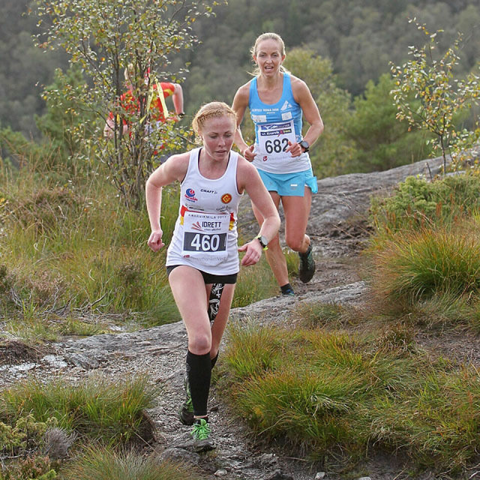 Stian Angermund-Vik suveren i ekstremt Xtrem-løp i Knarvikmila Eli_Anne_DvergsdaL_foran_Anita_Iversen_Lilleskare_2km_A20G0610.jpg