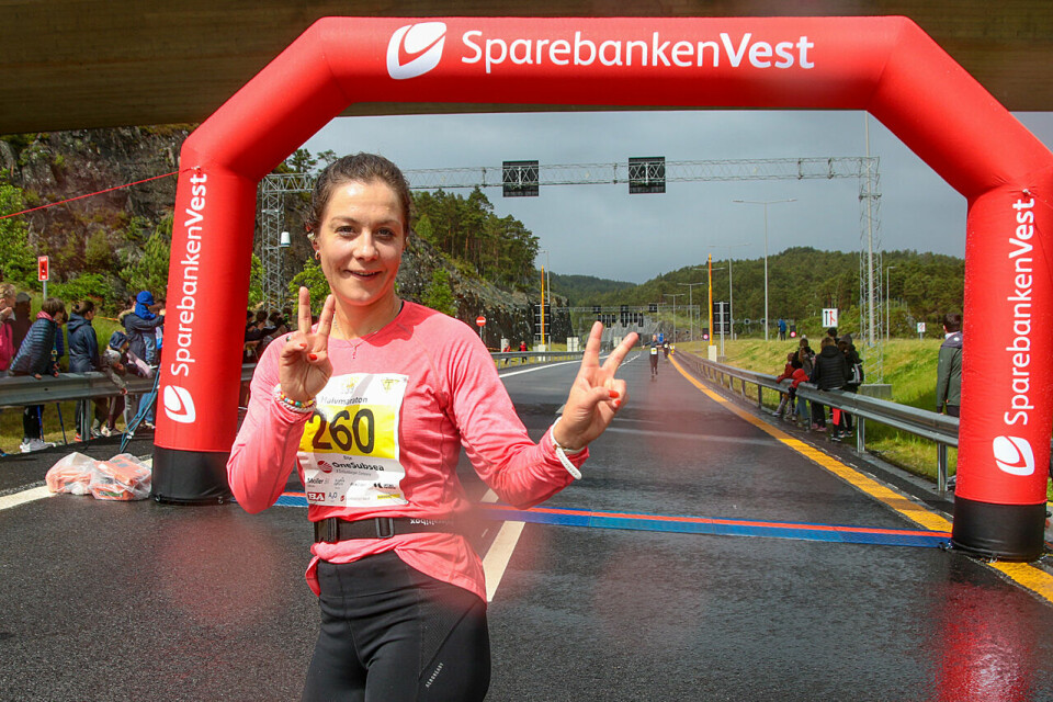 Silje Salte går i mål etter sin halvmaraton inne i tunnelene.Utenfor var det både sol og regn. (Alle foto: Arne Dag Myking) Silje Salte går i mål etter sin halvmaraton inne i tunnelene.Utenfor var det både sol og regn. (Alle foto: Arne Dag Myking)