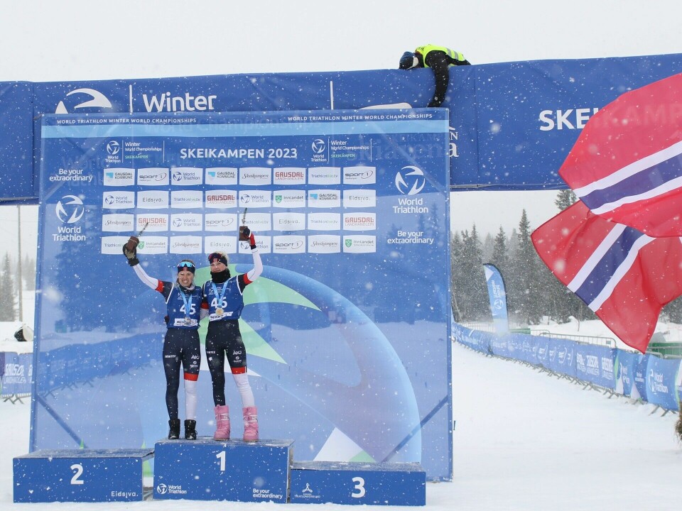 De norske flaggene vaiet ofte på Skeikampen i helga. Her for lørdagens dobbeltseier i kvinner U23 ved Victoria Nitteberg og Julie Meinicke (til venstre). (Foto: Rolf Bakken) De norske flaggene vaiet ofte på Skeikampen i helga. Her for lørdagens dobbeltseier i kvinner U23 ved Victoria Nitteberg og Julie Meinicke (til venstre). (Foto: Rolf Bakken)