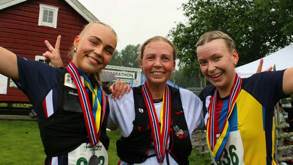 Oline Thøring Øverberg, Linda Thøring Øverberg og Oda Eriksen var tre av de som trosset det våte været for å løpe løp på svenskegrensa. (Foto: Johannes Hellstrand Frøshaug / Indre Akershus Blad) Oline Thøring Øverberg, Linda Thøring Øverberg og Oda Eriksen var tre av de som trosset det våte været for å løpe løp på svenskegrensa. (Foto: Johannes Hellstrand Frøshaug / Indre Akershus Blad)