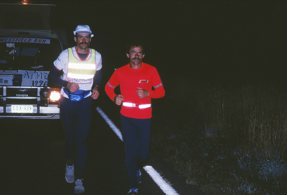 To giganter: Rune Larsson (til venstre) og Yiannis Kouros underveis i Westfield Ultra fra Sydney til Melbourne i 1989. (Foto: privat) To giganter: Rune Larsson (til venstre) og Yiannis Kouros underveis i Westfield Ultra fra Sydney til Melbourne i 1989. (Foto: privat)
