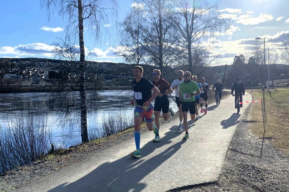 Jarle Marvik leder an i tetgruppa langs Strandpromenaden. (Foto: Kongsvingerkarusellen) Jarle Marvik leder an i tetgruppa langs Strandpromenaden. (Foto: Kongsvingerkarusellen)