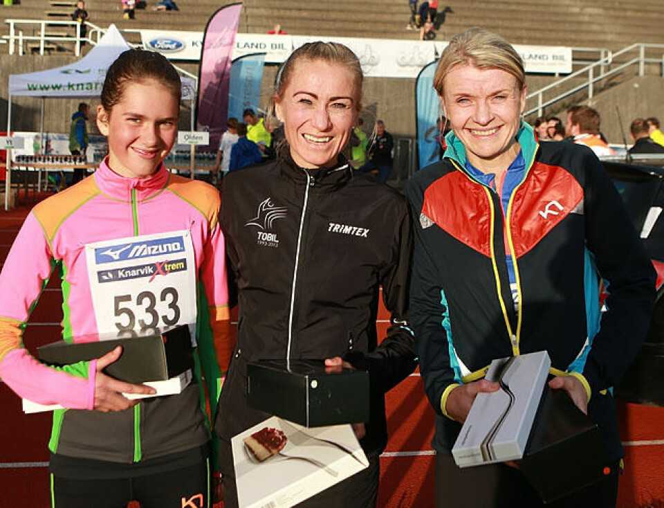 Stian Angermund-Vik suveren i ekstremt Xtrem-løp i Knarvikmila Pall_5km_kvinner_Lisa_Eide_Salhus_Kristin_Romarheim_Anette_Maakestad_AZ3T7757.jpg