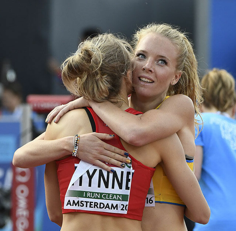 Hedda Hynne viste på nytt klasse og er finaleklar på 800 m 800-heat1-hynne-gratulasjon-silvander_50D0065.jpg